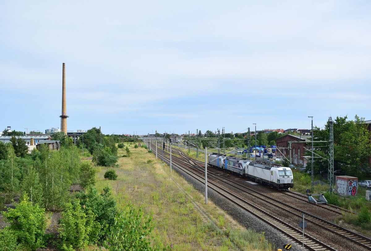 Blick auf den heutigen Bahnhof Leipzig Plagwitz. EInst war Plagwitz ein großer Bahnhof. Heute ist er deutlich zurückgebaut aber es lassen sich an vielen Stellen noch Relikte aus vergangener Zeit finden.

Leipzig 09.08.2021
