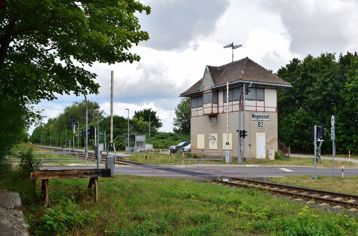 Blick auf den heutigen Haltepunkt Wegenstedt. Einst war Wegenstedt ein Bahnhof. Einige Relikte deuten noch heute darauf wie etwa das große Stellwerk die Laderampe und der ehemalige zweite Bahnsteig.

Wegenstedt 01.08.2021