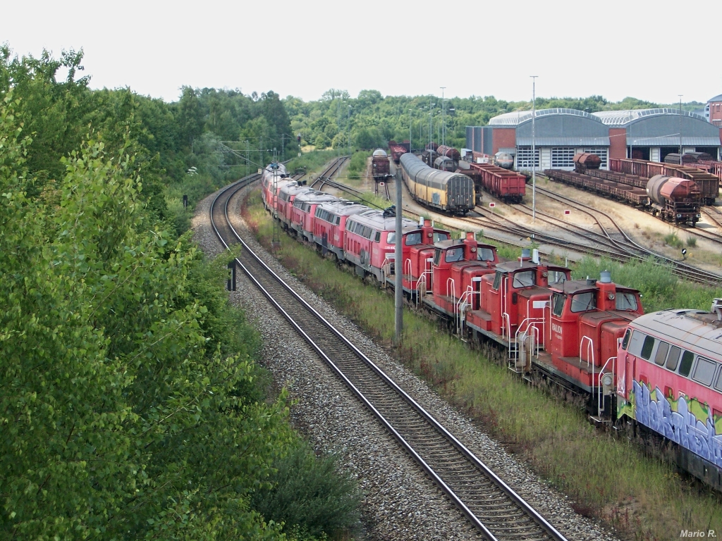 Blick auf den hinteren Teil der  Schrottreihe  in München Nord Rangierbahnhof. Am heißen 10. Juli 2013 besuchte ich den Münchner Rangierbahnhof um die Schrottreihe aufzunehmen. Die hier abgestellten Loks der V160-Familie (Baureihe 225 und Baureihe 217) und V60-Familie standen zum Zeitpunkt der Aufnahme bereits mehrere Jahre unbewegt unter freien Himmel. 