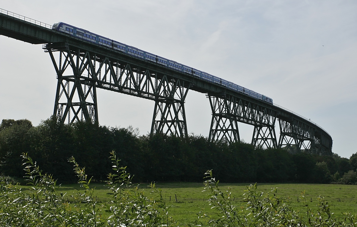 Blick auf die Hochbrücke Hochdonn mit einem von einer 245 gezogenen RE von Hamburg-Altona nach Westerland (23.08.2019)