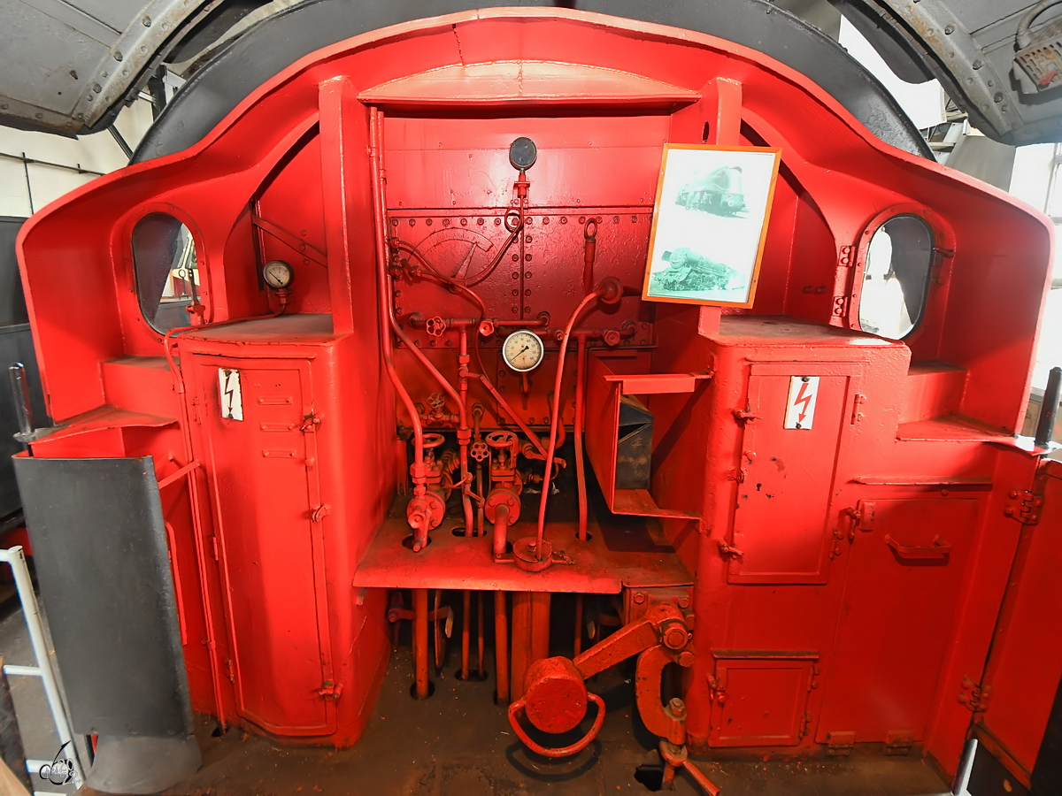 Blick auf den  inneren Teil des Schlepptenders der 1940 bei Kraus-Maffai gebauten Dampflokomotive 03 0090-5. (Mecklenburgisches Eisenbahn- und Technikmuseum Schwerin, März 2022)