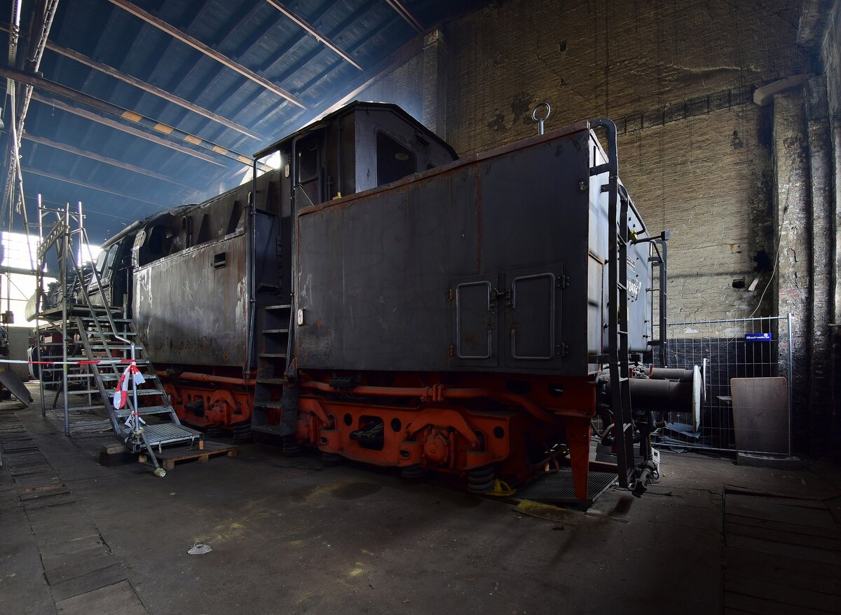Blick auf den Kabinentender von 50 2404. Dieser diente als Zugführerkabine und ersetzte den Güterzugbegleitwagen.

Gelsenkirchen 07.01.2023