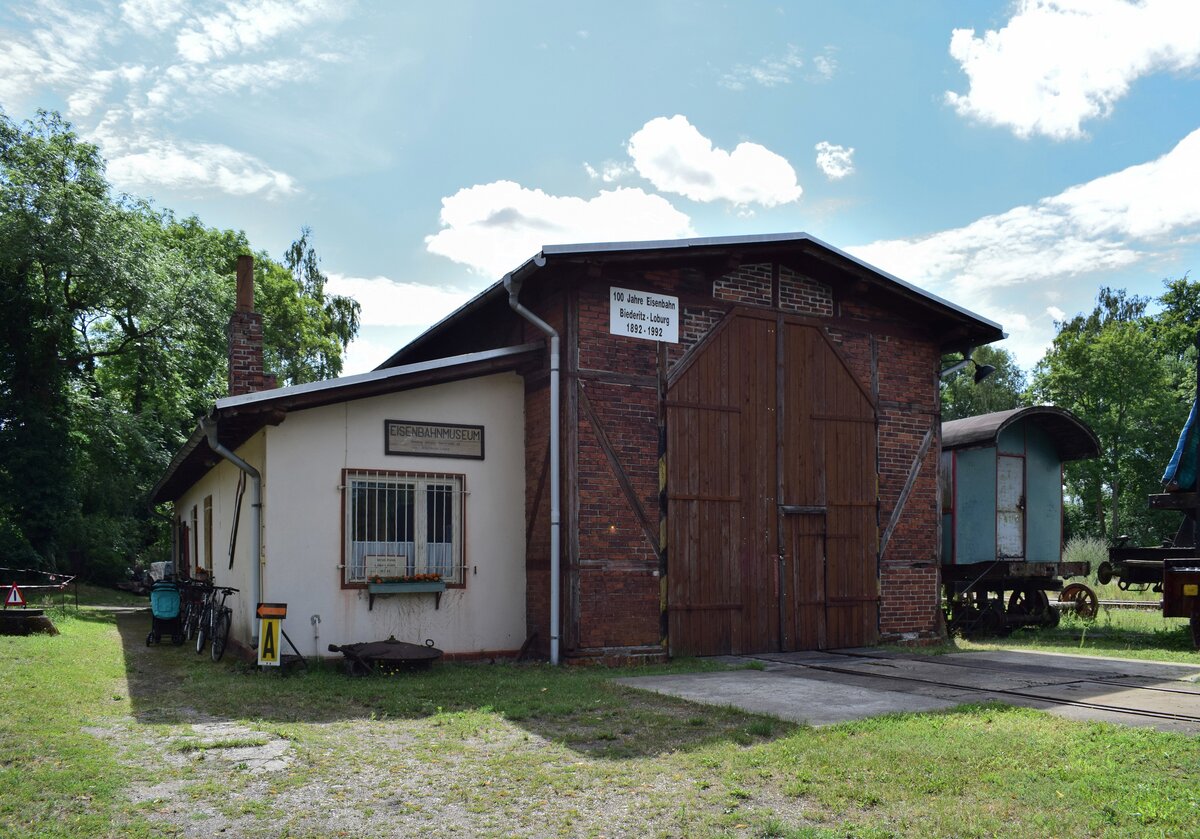 Blick auf den kleinen Lokschuppen in Loburg mit dem Schild des Jubiläums 100Jahre Eisenbahn Biederitz - Loburg von 1992.

Loburg 23.07.2020