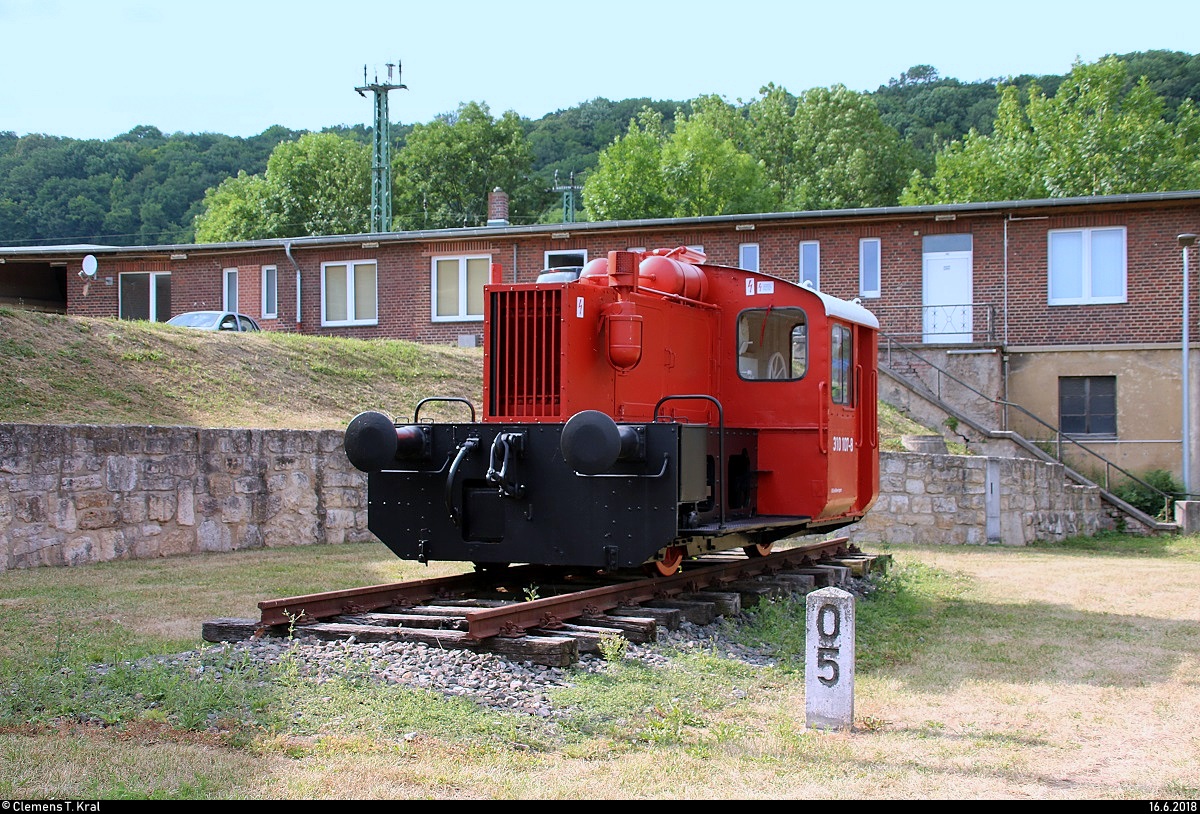 Blick auf Kleinlok 310 107-8, die am Lokschuppen der Eisenbahnfreunde Großheringen steht.
Sie wurde 1961 im RAW Dessau gebaut und hat eine Höchstgeschwindigkeit von 30 km/h. Von ihrem letzten Standort, Saalfeld, wurde sie am 10.3.2003 nach Großheringen überführt.
[16.6.2018 | 17:26 Uhr]