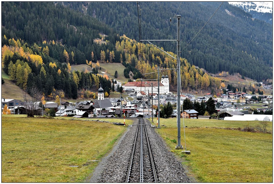 Blick auf das Kloster Disentis aus dem letzten Wagen des R827 der MGB bei Acla da Fontauna, (05.11.2018)