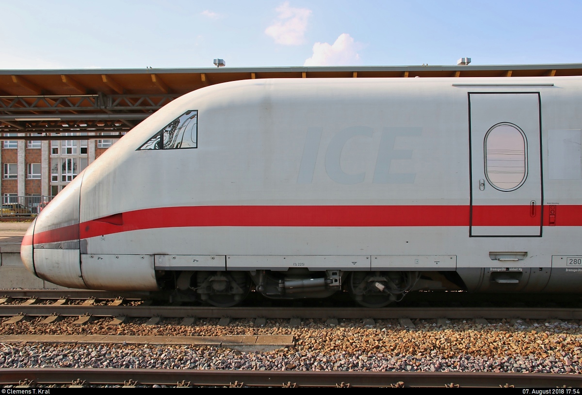 Blick auf den Kopf des Steuerwagens 808 025-1 (Tz 225  Oldenburg (Oldb) ) als unbekannter ICE Richtung Hannover Hbf, der im Bahnhof Stendal auf Gleis 1 steht.
[7.8.2018 | 17:54 Uhr]