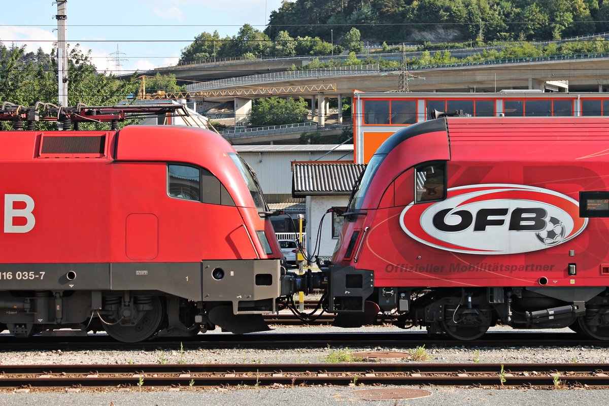 Blick auf die Kopfpartien von 1116 035 und dem RailJet-Steuerwagen 80-90.725  ÖFB , als diese am 01.07.2018 zusammen gekuppelt im Abstellbereich von Innsbruck Westbahnhof abgestellt standen und auf den nächsten EInsatz warteten. 
