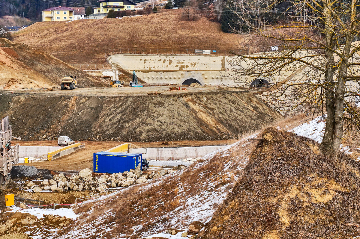 Blick auf die Koralmbahn-Baustelle bei Granitztal.
Hier wird gerade an der  Tunnelkette Granitztal  gearbeitet.
Hier sieht man das Südportal des 2553m langen Tunnel Deutsch Grutschen.
In der Mitte zu sehen ist das Bachbett des Granitzbach, dieser später mit einer geschlossenen Tunnelbrücke überquert wird. 

Aufgenommen am 3.2.2017.