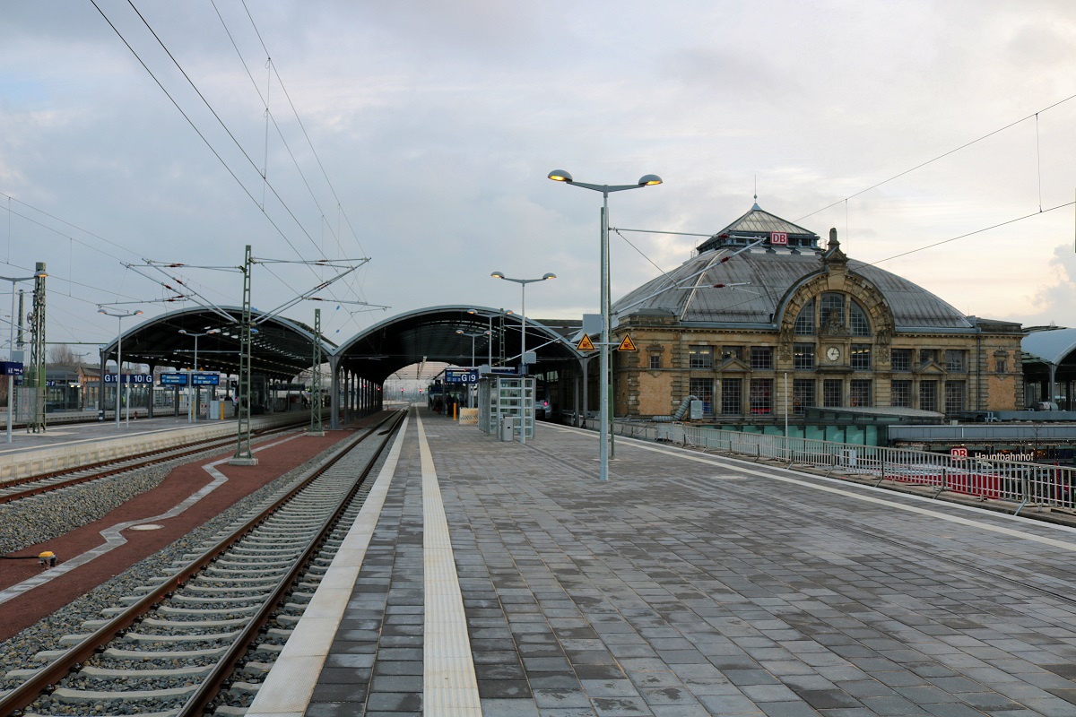 Blick auf die kürzlich fertiggestellte Ostseite nebst Empfangsgebäude in Halle(Saale)Hbf. Von Oberbau, Personenunterführung, Signaltechnik, Oberleitung und Bahnsteigen über neu installierte Verkehrstechnik: Nichts (außer das denkmalgeschützte Bahnhofsdach) wurde beim Alten belassen. [2.12.2017 | 15:04 Uhr]