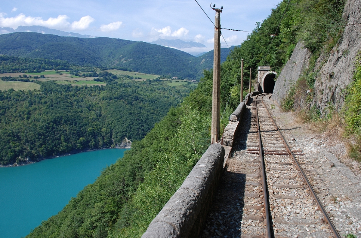 Blick auf den Lac de Notre Dame de Commiers. Ob hier mal Draisinen oder Fahrräder fahren werden ? (26.8.2008)