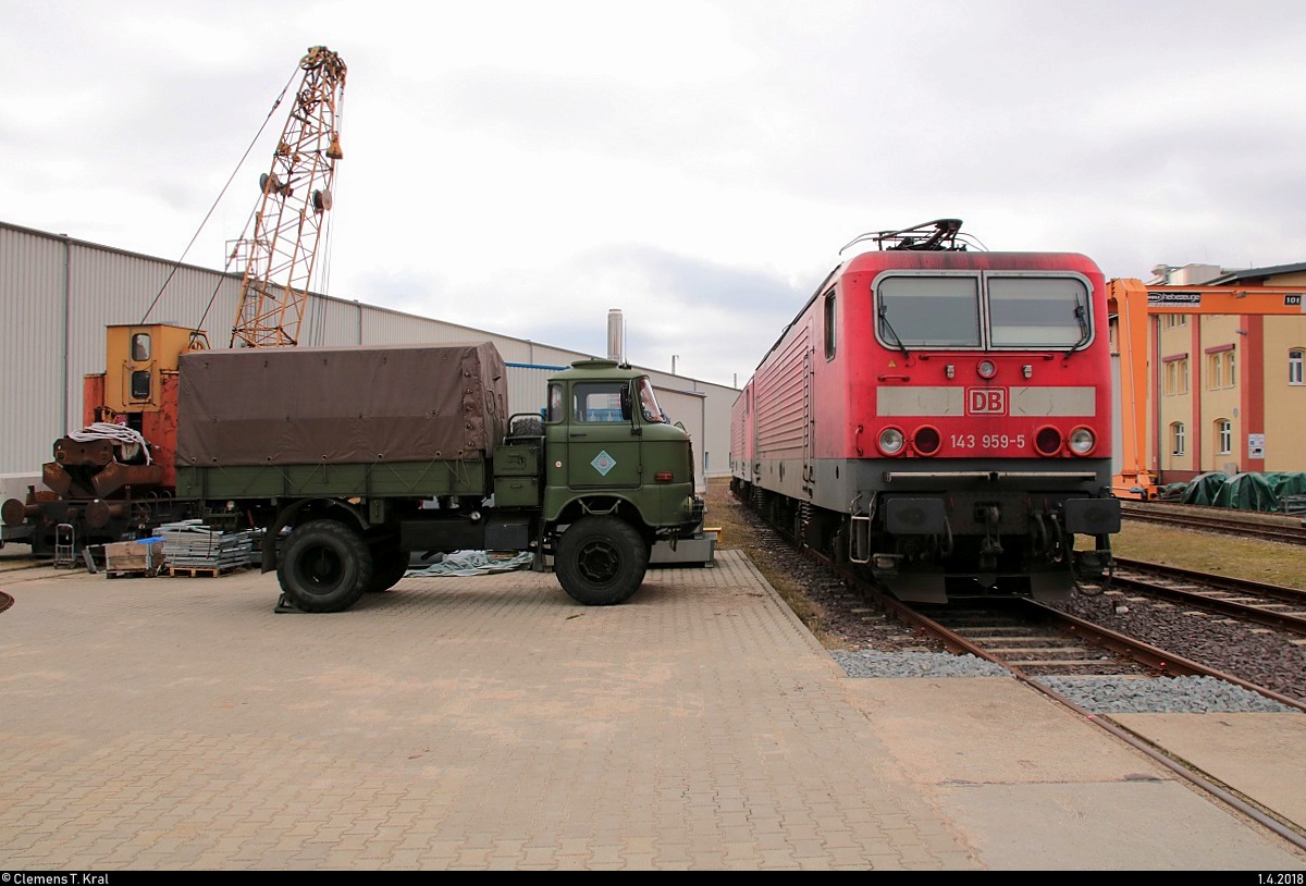 Blick auf die langfristig abgestellte 143 959-5 neben Militärfahrzeug, die auf dem Gelände der DB Werkstatt Halle (Saale) während des Osterfests steht. Gelände vom DB Museum aus frei zugänglich. [1.4.2018 | 12:13 Uhr]