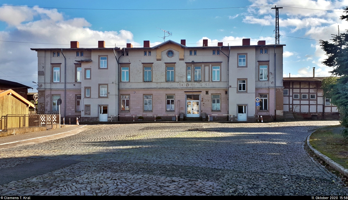 Blick auf das leerstehende Empfangsgebäude des Bahnhofs Bleicherode Ost.

🚩 Bahnstrecke Halle–Hann. Münden (KBS 600)
🕓 11.10.2020 | 15:58 Uhr

(Smartphone-Aufnahme)