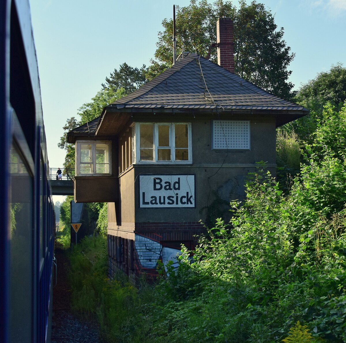 Blick auf das leerstehende Stellwerk Bad Lausick. Fotografiert aus dem RE6 nach Chemnitz.

Bad Lausick 15.08.2021