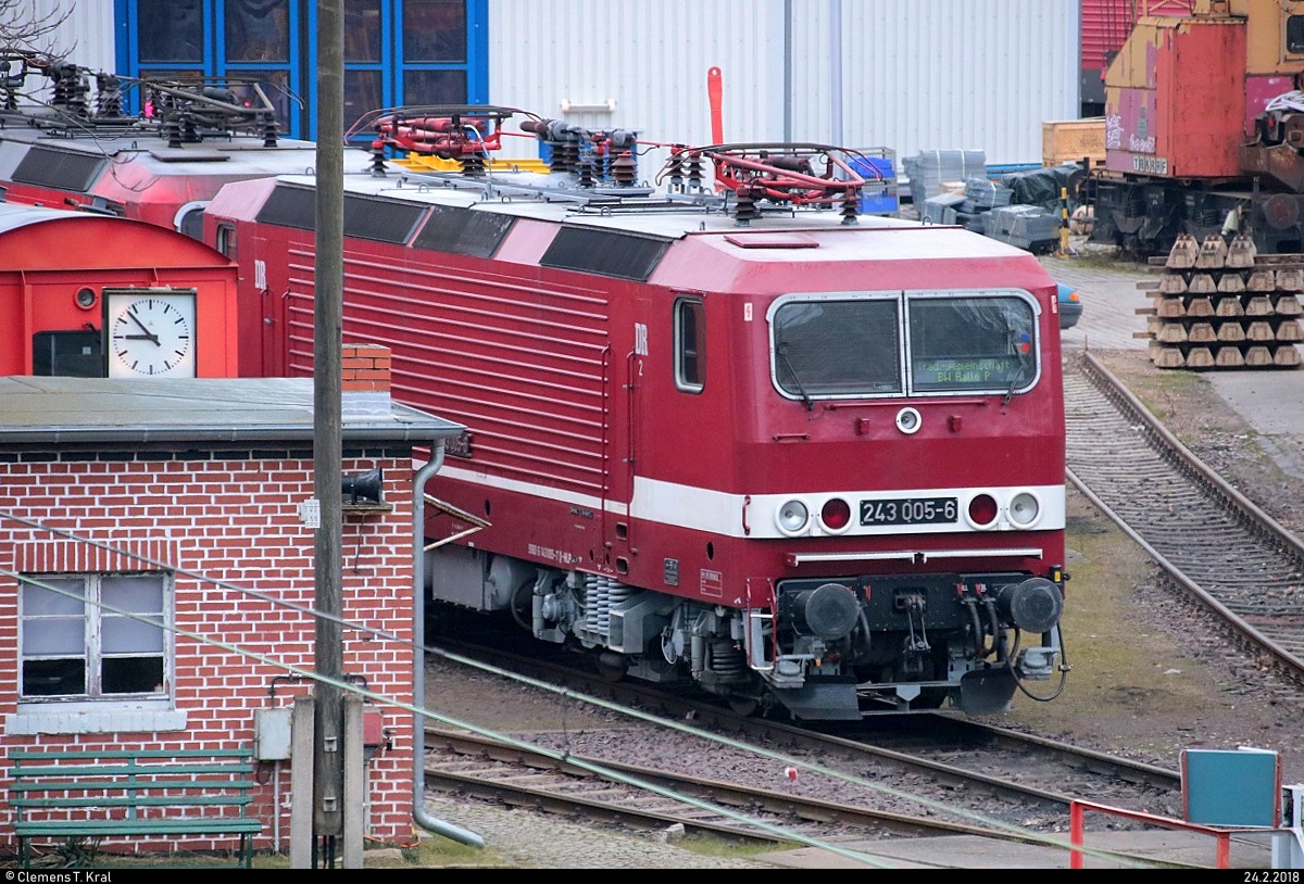 Blick auf die leider etwas verdeckte 243 005-6 der Traditionsgemeinschaft Bw Halle P e.V. im DB Museum Halle (Saale). Aufgenommen von der Steintorbrücke. [24.2.2018 | 8:56 Uhr]