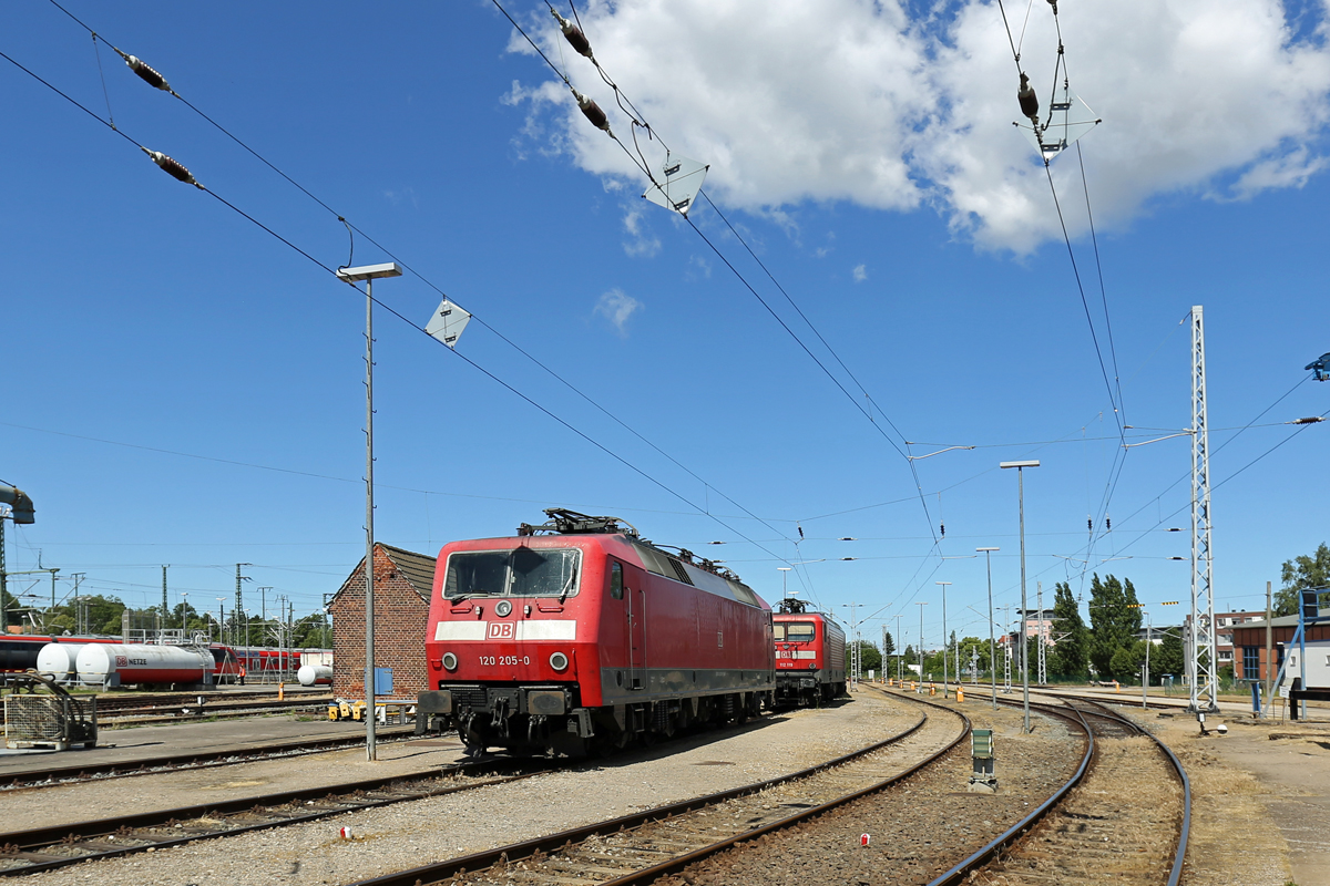 Blick auf die Lok 120 205 bei einer Werksführung in Rostock am „Tag der offenen Tür“. - 01.07.2018
