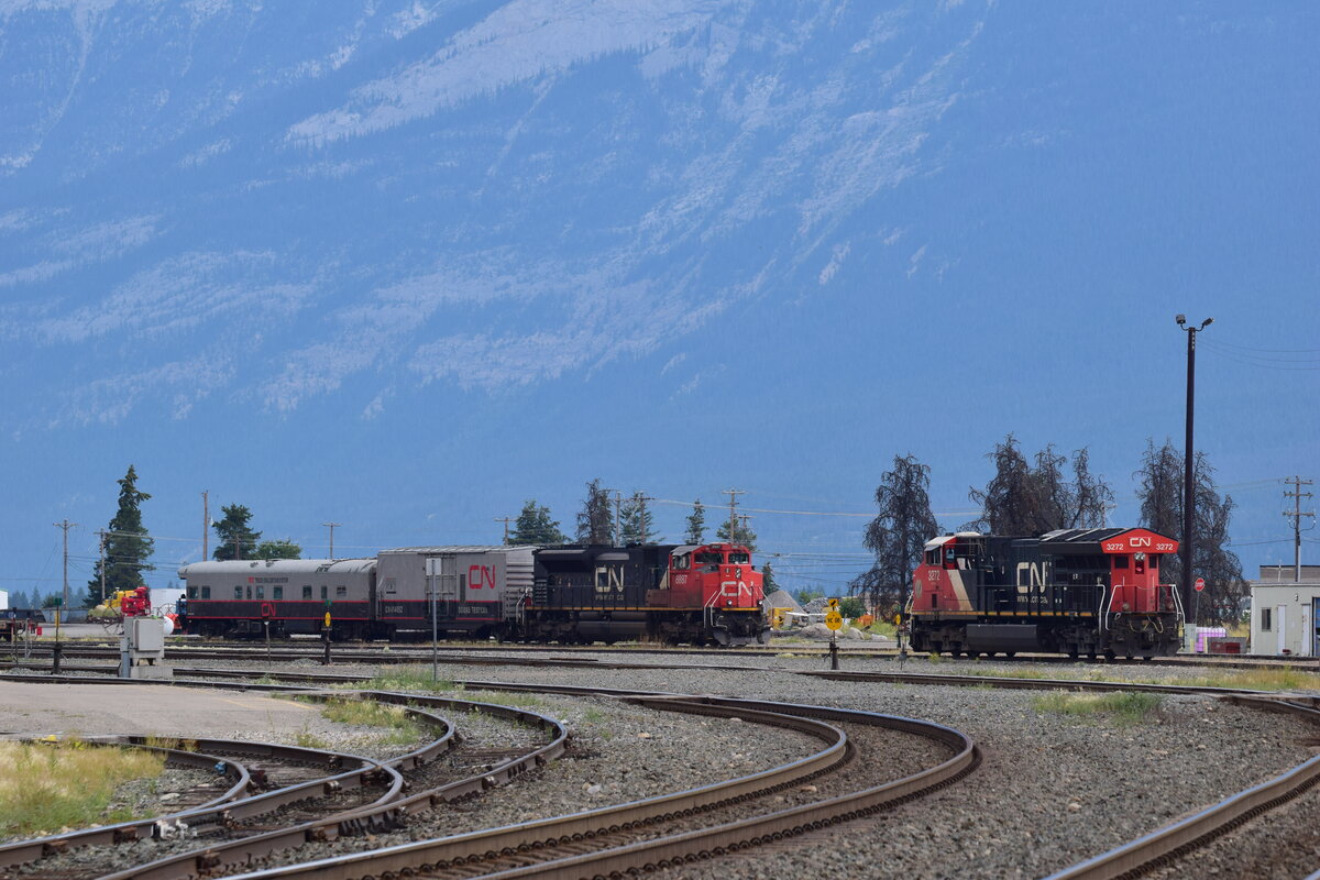 Blick auf die Lok 8887 mit dem Messzug sowie die Lok 3272 in Jasper. Der Messzug wird sich später auf den Weg nach Kamloops machen und 3272 wird in kürze einen Güterzug verstärken.

Jasper 19.08.2022