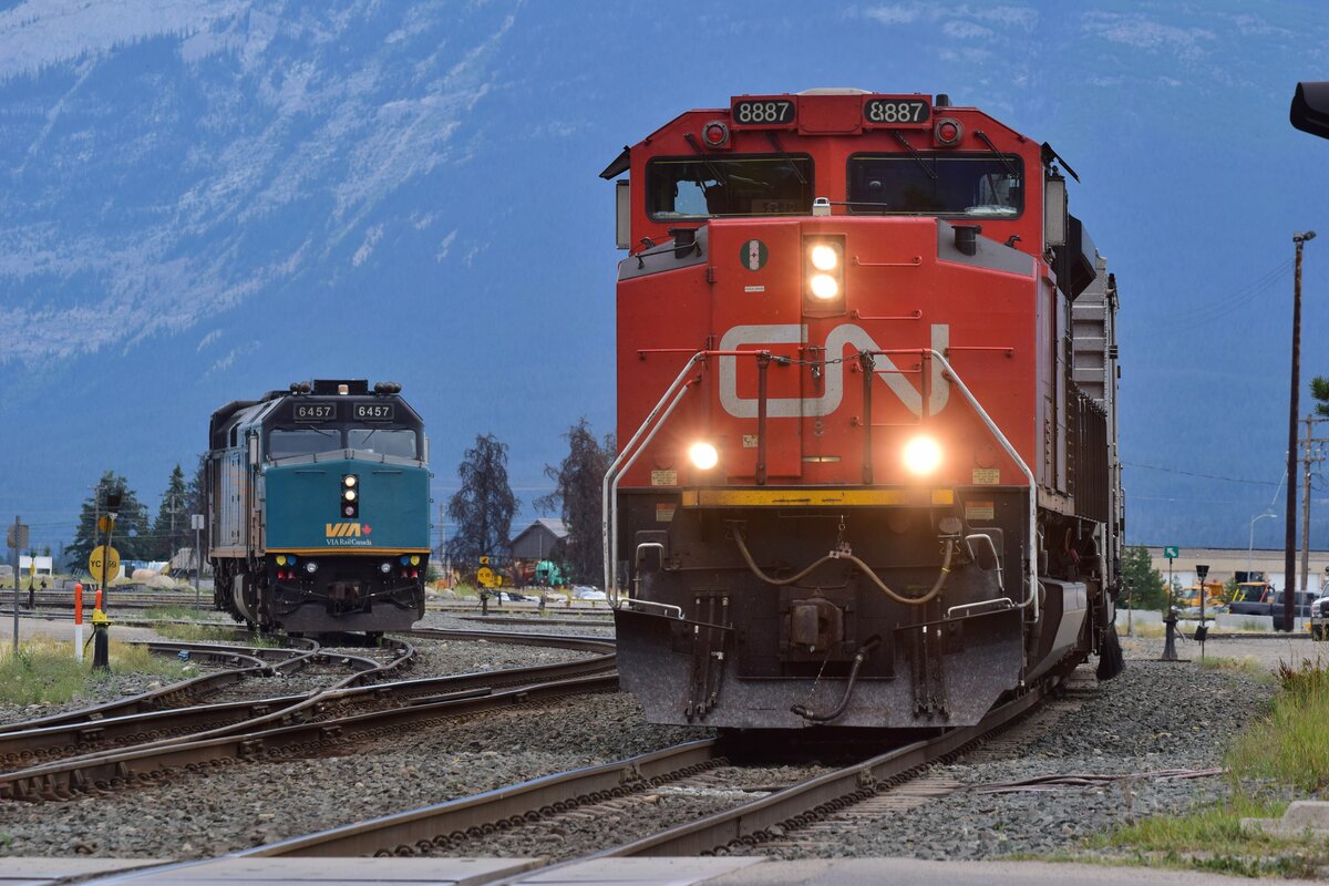 Blick auf die Lok 8887 mit ihrem Messzugund im Hintergrund die 6457 welche darauf wartet das das Abstellgleis mit 6441 frei wird.

Jasper 19.08.2022