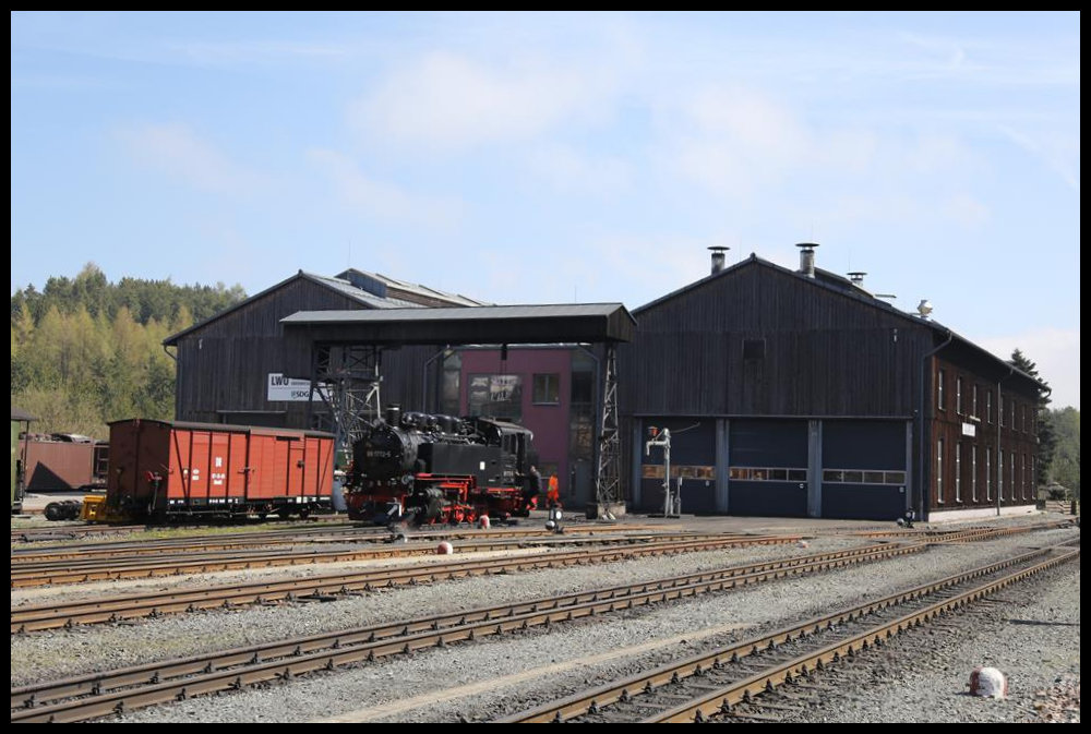 Blick auf den Lokschuppen im BW Oberwiesenthal. Gerade ist dort am 24.4.2019 um 10.23 Uhr die 991772-5 angekommen und wird nun wieder aufgerüstet.