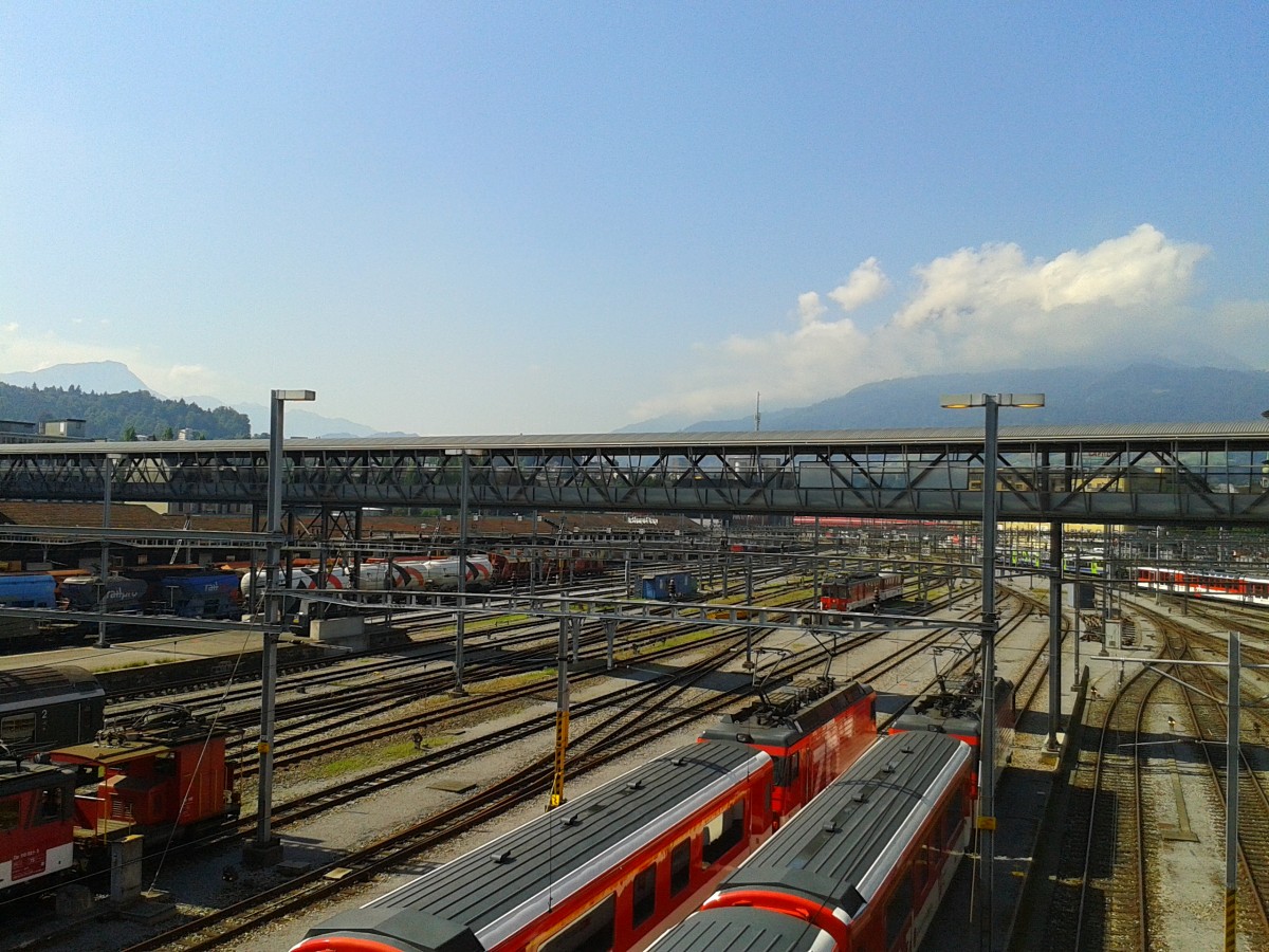 Blick auf den Luzerner Güterbahnhof am 24.7.2015. In der Mitte des Bildes sind die 1000 mm Gleise der Zentralbahn zu sehen.
