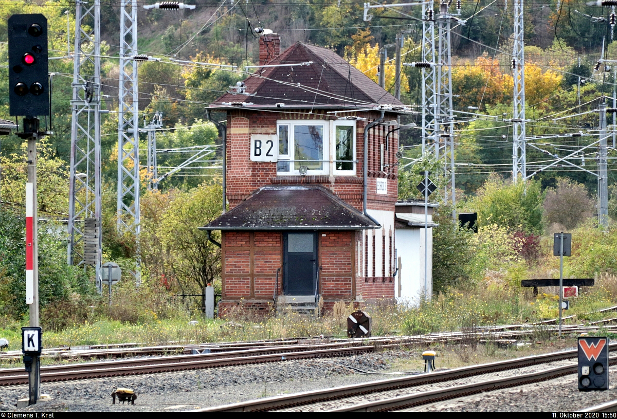 Blick auf das mechanische Fahrdienstleiter-Stellwerk  B2  des Bahnhofs Bleicherode Ost. Im September 2011 kam es hier zu einem Zugunfall, weil ein alkoholisierter Fahrdienstleiter ein bereits belegtes Gleis freigab. Dabei explodierte u.a. ein Kesselwagen und die Lok brannte aus.
Aufgenommen von Bahnsteig 2/3.

🚩 Bahnstrecke Halle–Hann. Münden (KBS 600)
🕓 11.10.2020 | 15:50 Uhr