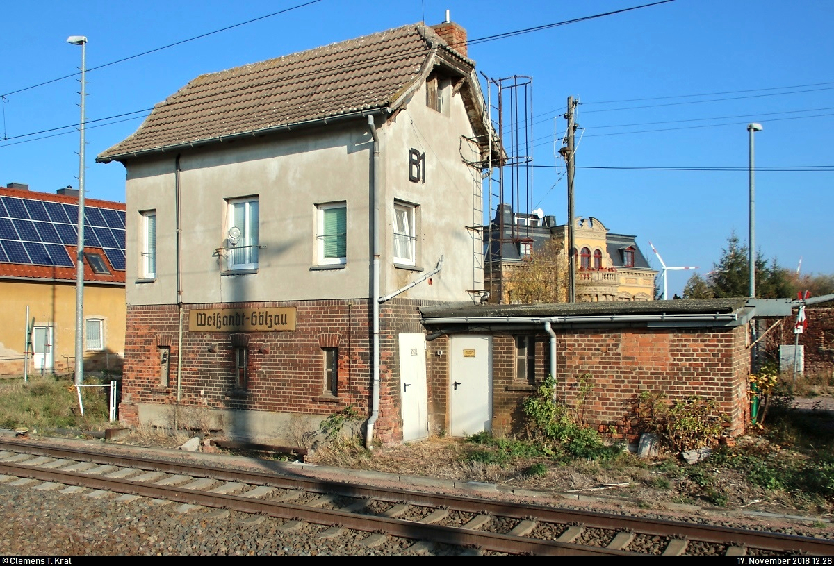 Blick auf das mechanische Stellwerk B1 des Fahrdienstleiters (Fdl) im Hp Weißandt-Gölzau auf der Bahnstrecke Magdeburg–Leipzig (KBS 340). Auch der links daneben befindliche Bahnübergang wird von dort bedient. Seit dem 8.3.2002 befindet sich dort eine Blockstelle.
[17.11.2018 | 12:28 Uhr]