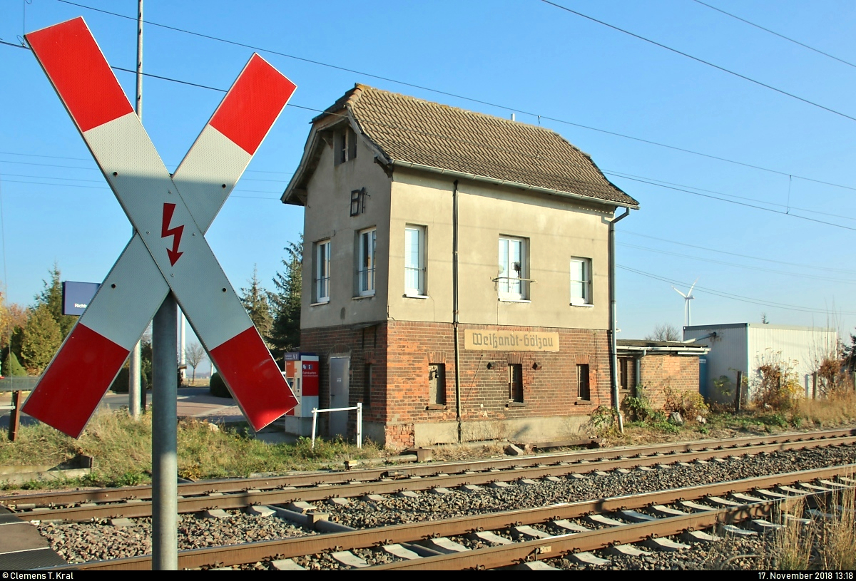 Blick auf das mechanische Stellwerk B1 des Fahrdienstleiters (Fdl) im Hp Weißandt-Gölzau auf der Bahnstrecke Magdeburg–Leipzig (KBS 340). Auch der dort befindliche Bahnübergang (unschwer zu erkennen) wird vor Ort bedient. Seit dem 8.3.2002 befindet sich dort eine Blockstelle.
[17.11.2018 | 13:18 Uhr]