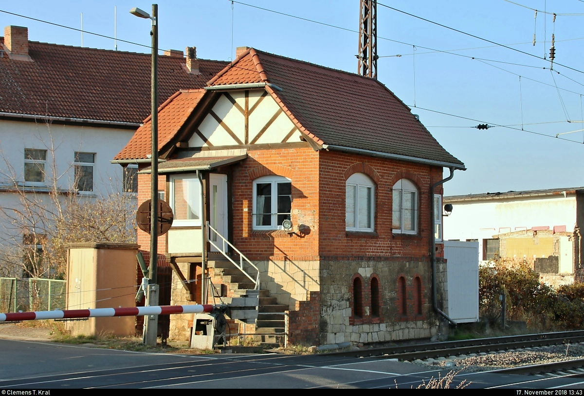 Blick auf das mechanische Stellwerk B2 der Bauart Jüdel (einheitsähnlich) für den Fahrdienstleiter (Fdl) im Bahnhof Stumsdorf auf der Bahnstrecke Magdeburg–Leipzig (KBS 340). Auch der davor befindliche Bahnübergang mit mechanischer Vollschranke wird von dort bedient.
Bis etwa zur Jahrtausendwende war dieses Stellwerk neben Niemberg der Arbeitsplatz meines Vaters. Die Tage sind gezählt: Zeitnah wird hier dann die elektronische Stellwerkstechnik Einzug halten.
[17.11.2018 | 13:43 Uhr]