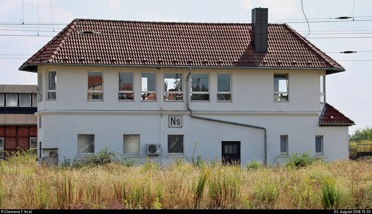 Blick auf das mechanische Weichenwärter-Stellwerk  Ns  im Bahnhof Nordhausen.
Aufgenommen von Bahnsteig 2/3.
[3.8.2018 | 15:30 Uhr]