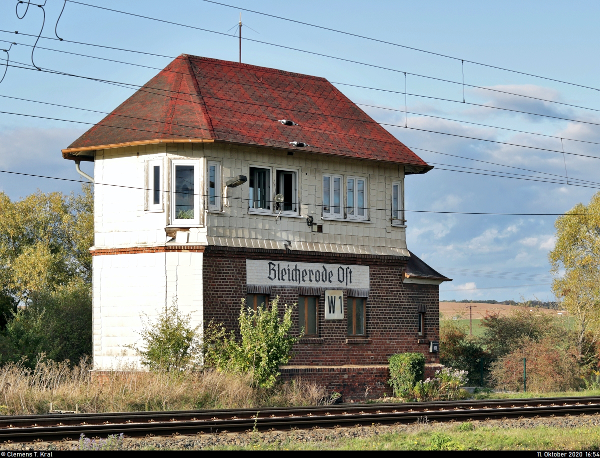 Blick auf das mechanische Weichenwärter-Stellwerk  W1  des Bahnhofs Bleicherode Ost.

🚩 Bahnstrecke Halle–Hann. Münden (KBS 600)
🕓 11.10.2020 | 16:54 Uhr