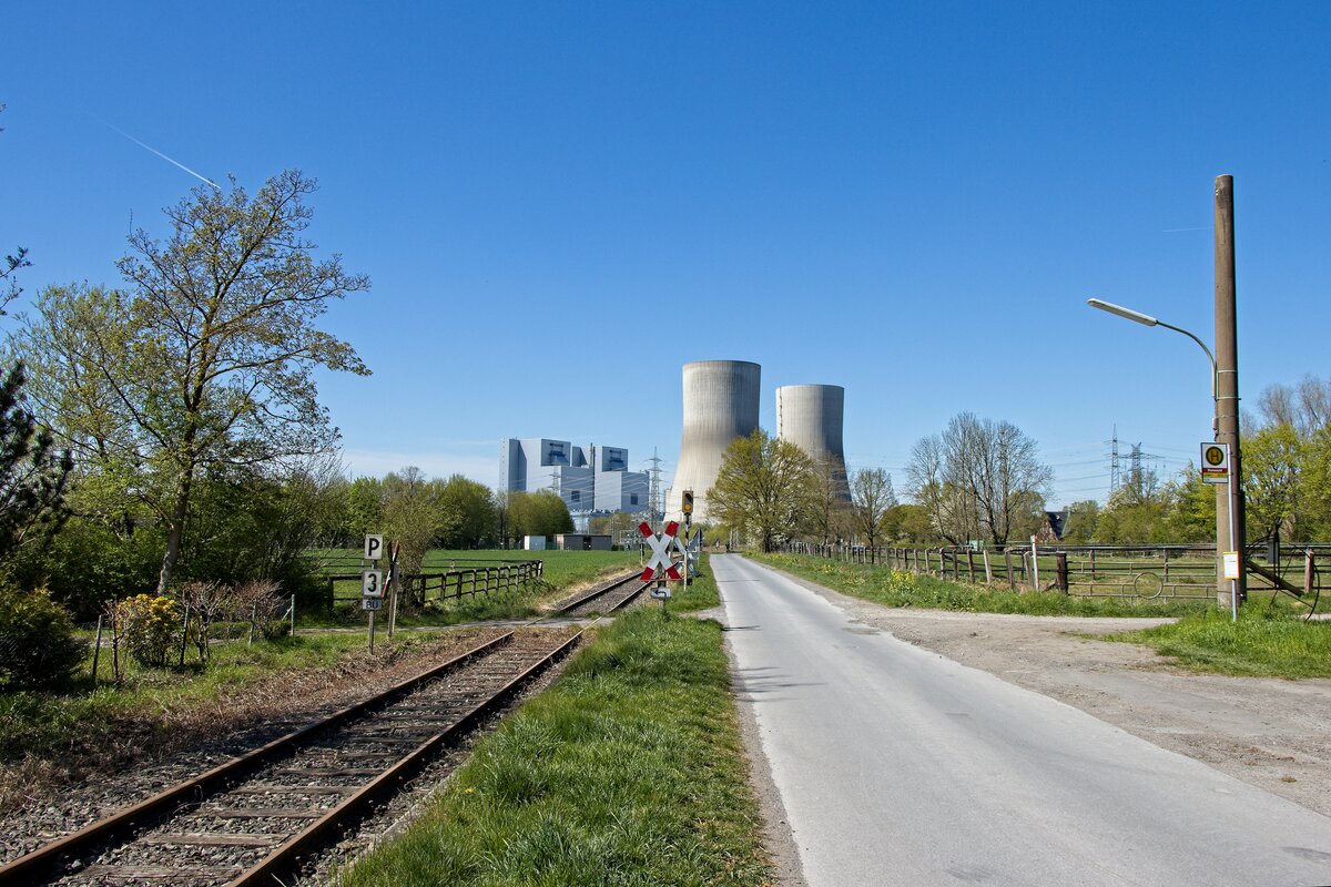 Blick auf den MEH-Haltepunkt Welver-Rahmesohl und die gleichnamige Haltestelle der die Kleinbahn ersetzenden Buslinie in nordwestlicher Richtung, im Hintergrund das Kraftwerk Westfalen (18.04.2022)
