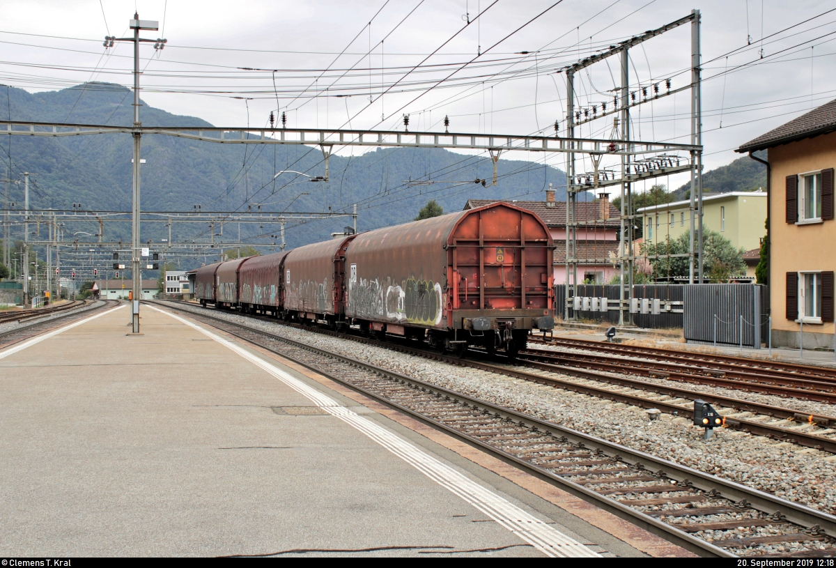 Blick auf mehrere Drehgestell-Schiebeplanenwagen der Gattung  Rijmmns 660  der DB, die im Bahnhof Rivera-Bironico (CH) auf der Gotthardbahn am Monte Ceneri (600) abgestellt sind.
[20.9.2019 | 12:18 Uhr]