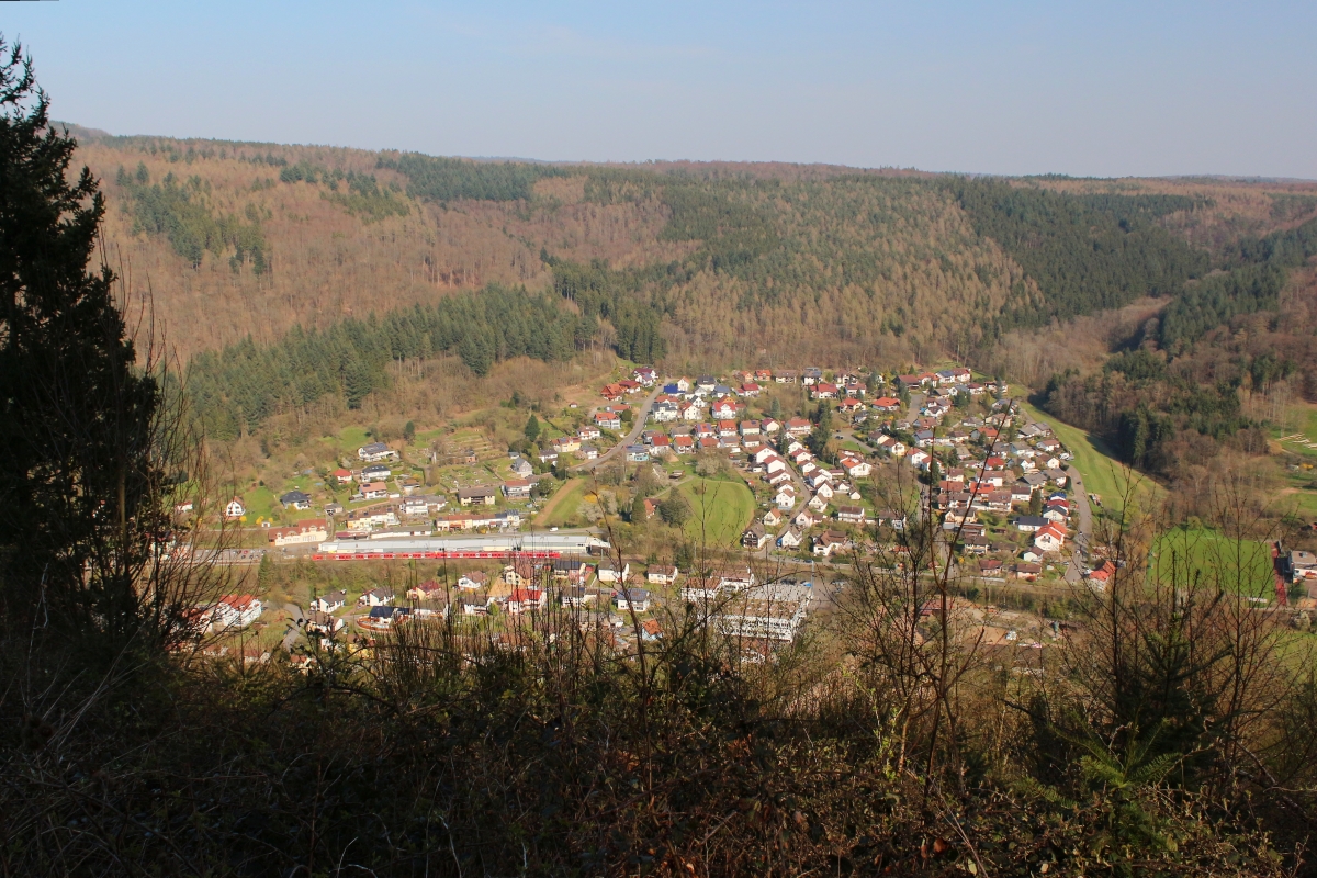 Blick auf meinen Heimatort Zwingenberg. Am Nachmittag des 27.03.2020 erreicht eine S1 nach Homburg den gleichnamigen Bahnhof.