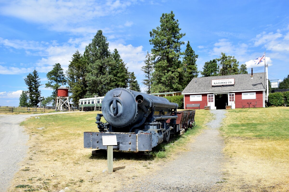 Blick auf eine mit Druckluft betriebene Lokomotive vor dem Bahnhof Fort Steele von der ehemaligen Elk River Colliery von 1903 aus dem Hause H.K Porter. Die Lok wurde in Zechen untertage eingesetzt und hatte eine Spurweite von 36 Zoll bzw 914mm. 

Fort Steele 16.08.2022