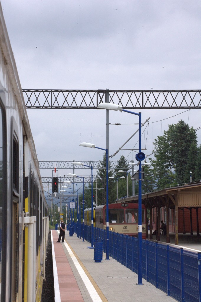 Blick auf den mit EU-Fördermitteln (?)sanierten Bahnhof von Szklarska Poreba. Rechts
die typische  Brotbüchse  aus Korenov, links  EN 71 nach Jelenia Gora.   01.08.2014 10:36 Uhr.