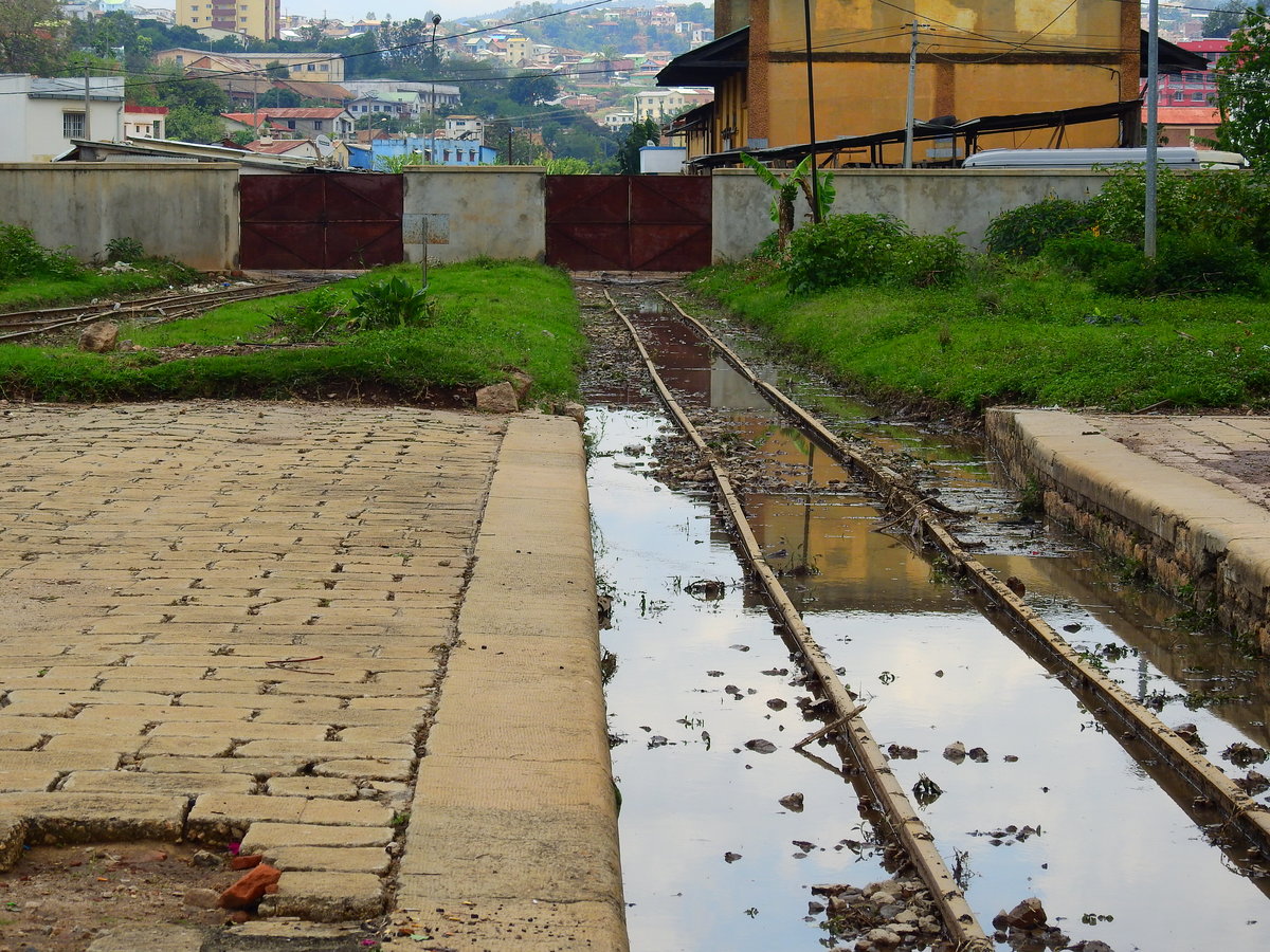 Blick auf das mit Toren verschlossene Bahnhofsgelände von Fianaratsoa (Madagaskar) am 21.11.2018. Die Tore werden nur geöffnet wenn ein Zug ein- oder ausfährt.