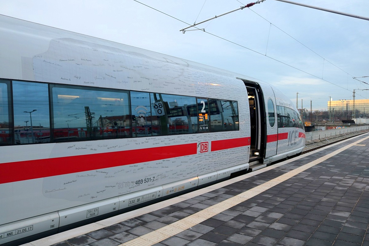 Blick auf den mit Unterschriften beklebten Kopf von 403 531-7 (Tz 331  Westerland/Sylt ) als ICE 1539 (Linie 15) von Frankfurt(Main)Hbf nach Berlin Hbf (tief), der in Halle(Saale)Hbf auf Gleis 8 steht. [27.12.2017 | 15:45 Uhr]