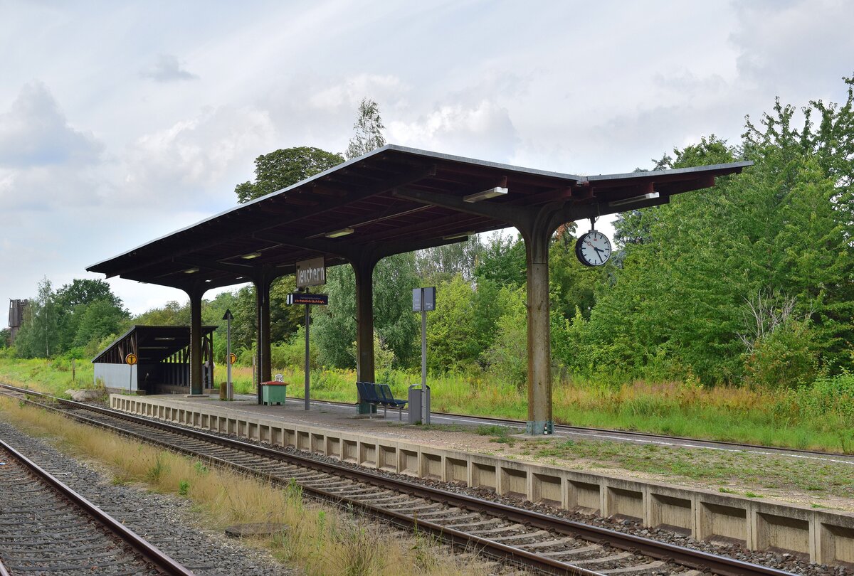 Blick auf den Mittelbahnsteig in Teuchern. Dort halten heute die RB von und nach Zeitz und Weißenfels. Auf Gleis 1 fuhren einst die Züge nach Naumburg. Der Verkehr nach Naumburg ist jedoch seit Dezember 2010 eingestellt. 

Teuchern 11.08.2021