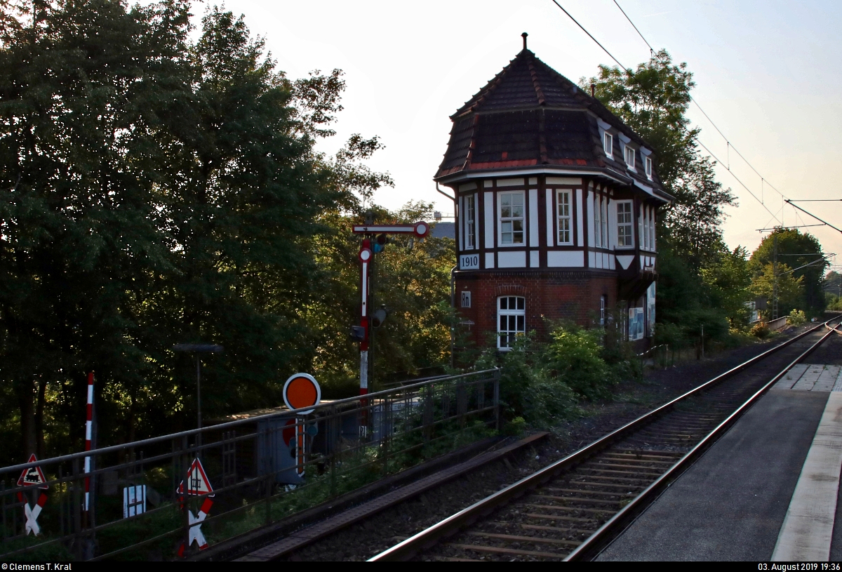 Blick auf das Museumsstellwerk Rn samt Eingangsbereich im Bahnhof Rendsburg, das von der Stiftung Bahn-Sozialwerk (BSW), Ortsstelle Rendsburg, erhalten wird.
Weitere interessante Informationen finden sich unter https://www.museumsstellwerkrendsburg.de/.
Aufgenommen im Gegenlicht.
[3.8.2019 | 19:36 Uhr]