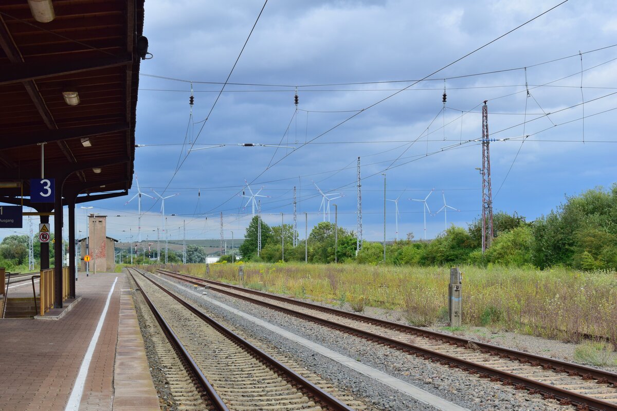 Blick auf die Nebengleise in Bleicherode Ost. Sehenswert ist die Oberleitung dort welche kein Tragseil sondern ledigleich einen Fahrdraht besitzt.

Bleicherode Ost 16.08.2021