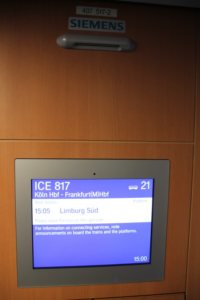 Blick auf das neue Fahrgastinformationssystem im neuen Velaro am 21.12.13 bei der ersten planmigen Fahrt mit Fahrgsten. Dieses Display befindet sich neben der Tr in der Rckwand des Fhrerstandes.