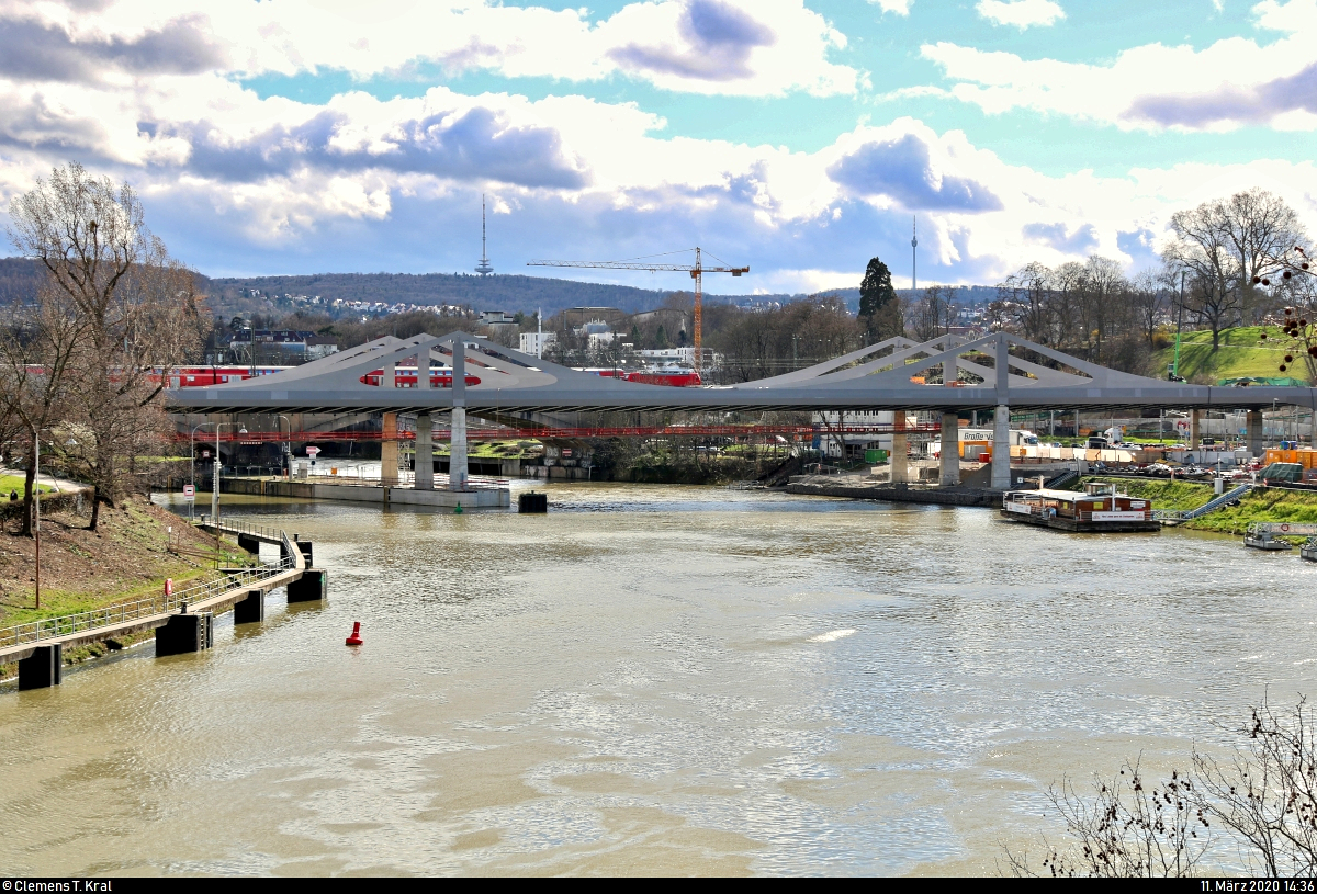 Blick auf die neue Neckarbrücke südlich des Bahnhofs Stuttgart-Bad Cannstatt, die im Zuge des Bahnprojekts Stuttgart–Ulm als Verbindung zum neuen Stuttgarter Hauptbahnhof entsteht.
Südlich davon bleibt die Rosensteinbrücke noch bis zur Fertigstellung des neuen Bauwerks in Betrieb. Dort fährt indes eine 146.2 mit Doppelstockwagen der DB ZugBus Regionalverkehr Alb-Bodensee GmbH (RAB | DB Regio Baden-Württemberg) als RE 22032 von Tübingen Hbf dem Endbahnhof entgegen.
Im Hintergrund erkennt man den Stuttgarter Fernmeldeturm (links) und Fernsehturm.
Aufgenommen im Gegenlicht von der Brücke Neckartalstraße nahe der Wilhelma.
[11.3.2020 | 14:36 Uhr]