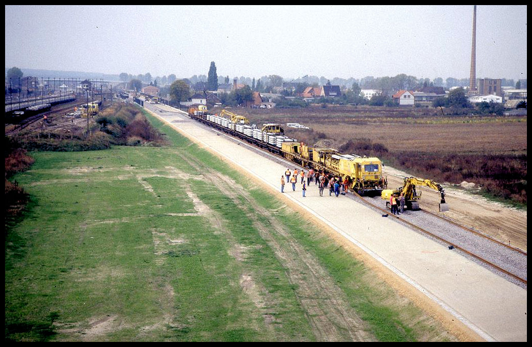Blick auf die neue Trasse nach Berlin bei Oebisfelde mit Umbauzug Mark Brandenburg am 24.10.1995.