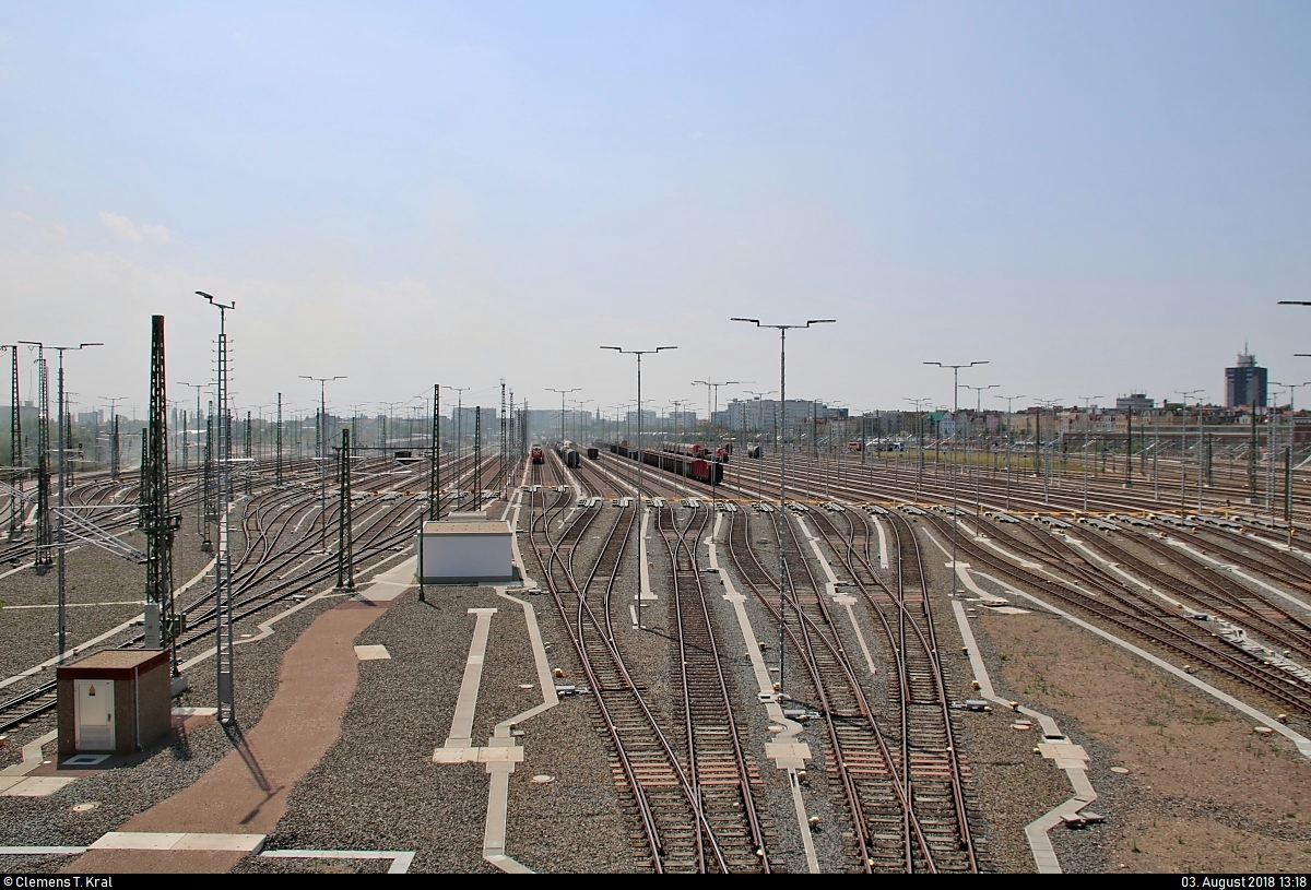 Blick auf die neue Zugbildungsanlage (ZBA) Halle (Saale), die am 29.6.2018 in Betrieb genommen wurde.
Der Rauch in der linken Bildhälfte stammt vom alten Schlachthof in Freiimfelde, der zum wiederholten Male brannte.
Aufgenommen von der Berliner Brücke.
[3.8.2018 | 13:18 Uhr]