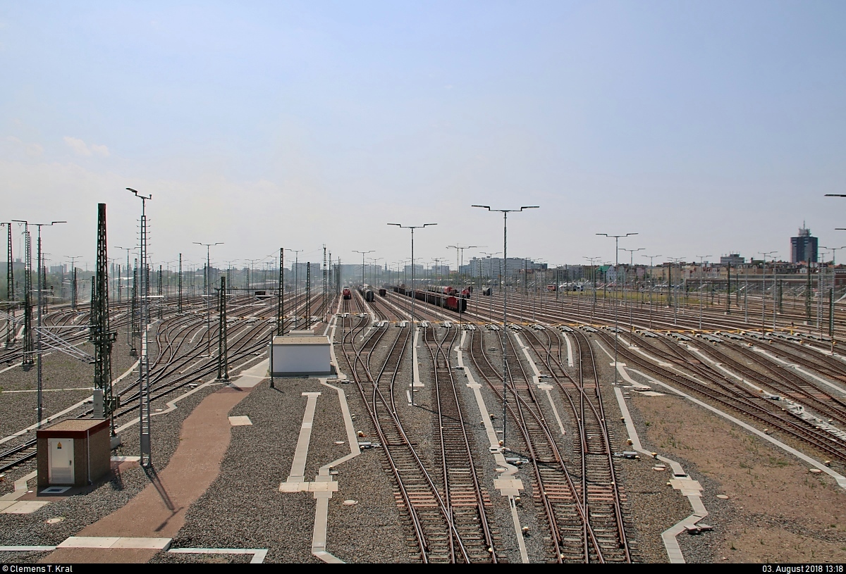 Blick auf die neue Zugbildungsanlage (ZBA) Halle (Saale), die am 29.6.2018 in Betrieb genommen wurde.
Der Rauch in der linken Bildhälfte stammt vom alten Schlachthof in Freiimfelde, der zum wiederholten Male brannte.
Aufgenommen von der Berliner Brücke.
[3.8.2018 | 13:18 Uhr]