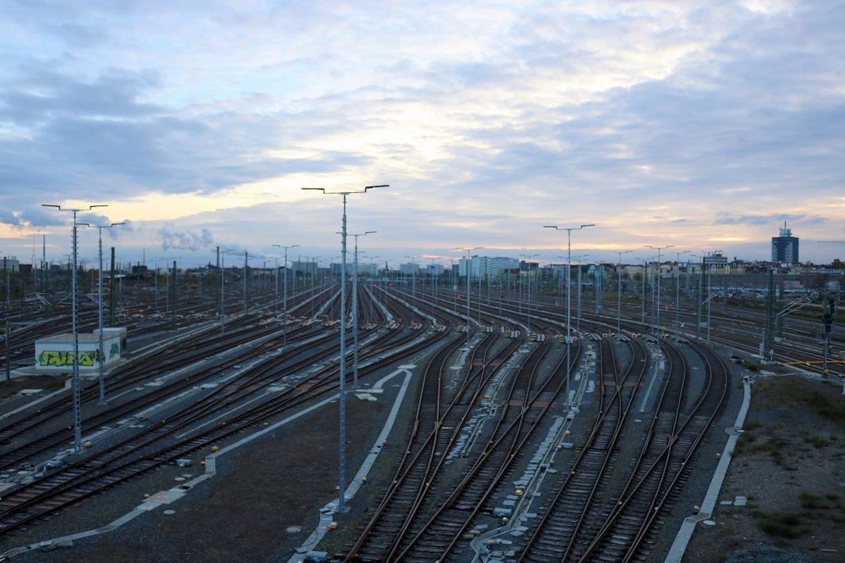 Blick auf die neuen Gleisanlagen in der Zugbildungsanlage (ZBA) Halle (Saale) in südlicher Richtung. Hier werden bald Güterzüge neu zusammengestellt. Aufgenommen von der Berliner Brücke. [31.10.2017 | 16:04 Uhr]