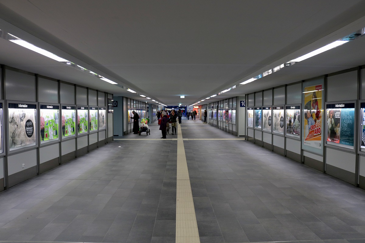 Blick auf den neuen, heller gestalteten Personentunnel der Ostseite in Halle(Saale)Hbf (Gleise 8-13 und 13a). [2.12.2017 | 14:58 Uhr]