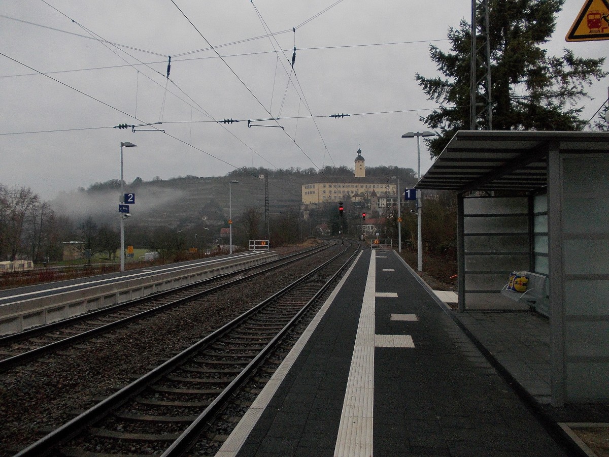 Blick auf den neugestalteten Bahnhof Gundelsheim Neckar. Auch hier sind die Bahnsteige auf die neue S-Bahnlinie S42 angepasst worden und ein kreuzungsfreier Übergang auf den Bahnsteig in Richtung Offenau geschaffen worden.  4.1.2014