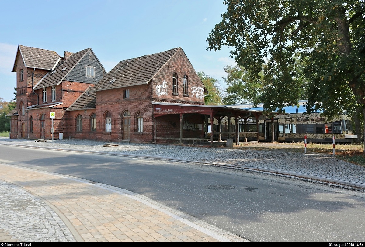 Blick auf das nicht mehr genutzte Empfangsgebäude des Bahnhofs Wörlitz.
Daneben hat sich noch 670 003-2  Fürstin Louise  der Dessauer Verkehrs- und Eisenbahngesellschaft (DVE) als DWE75711 nach Dessau Hbf versteckt.
[1.8.2018 | 14:56 Uhr]