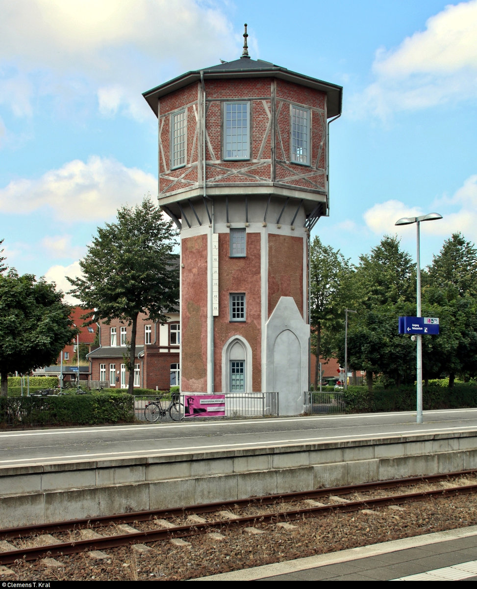 Blick auf den Niebüller Wasserturm. Einst für Dampfloks benötigt, befindet sich seit Mitte 2017 dort ein exklusives Hotel für zwei Gäste.
Aufgenommen von Bahnsteig 3/4.
[3.8.2019 | 14:24 Uhr]