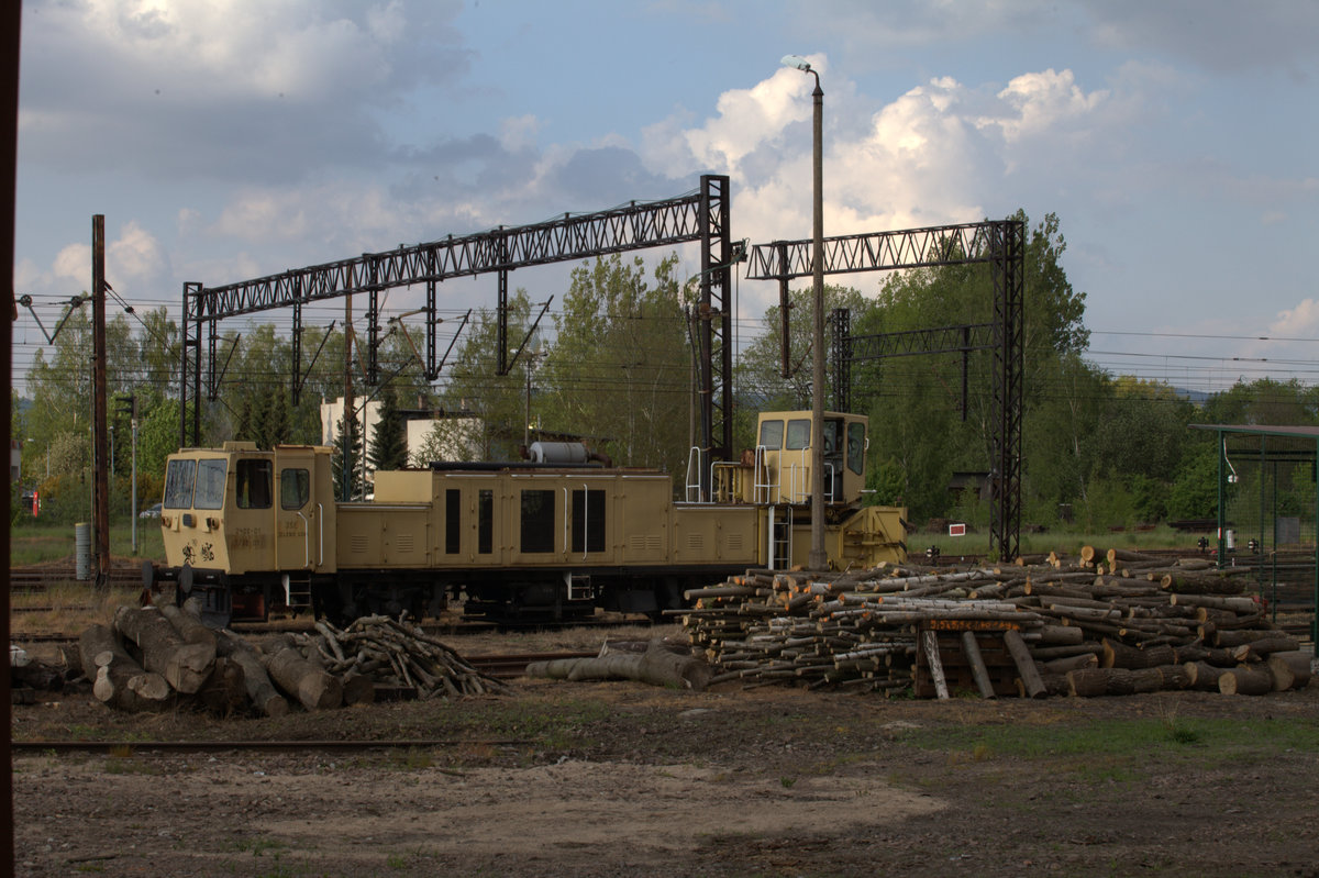 Blick auf die noch arbeitende Bahnmeisterei Jelenia Gora.Die im Hintergrund stehende 
Maschine ist für den Fotografen nicht identifizierbar. 20.05.2016 18:01 Uhr.